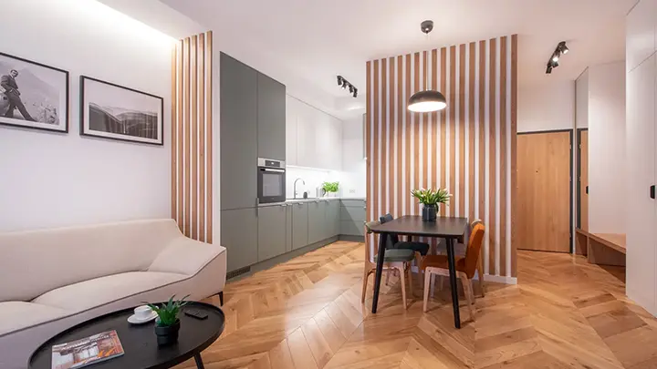 Nowoczesna jadalnia z lamelami drewnianymi i stołem z ciemnego drewna