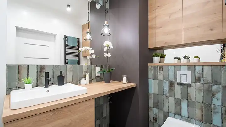 Nowoczesna łazienka z podświetlanym lustrem i stylowymi lampami