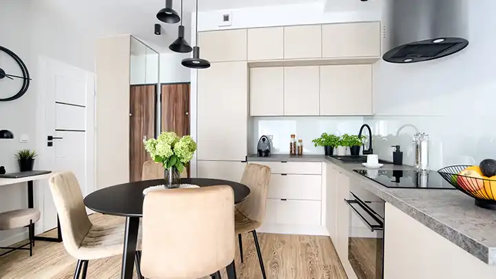 Nowoczesna kuchnia z jasnymi frontami i jadalnią w stylu minimalistycznym