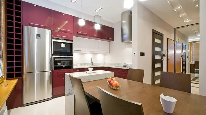 Kuchnia z czerwonymi frontami i beżowym blatem w nowoczesnym stylu