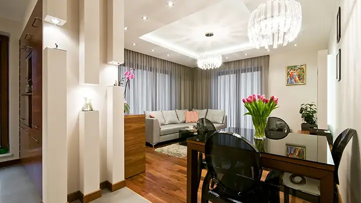 Strefa dzienna z jadalnią, kanapą i kryształowym żyrandolem