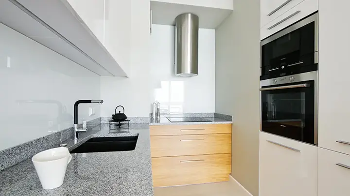 Nowoczesna kuchnia z białymi frontami i drewnianymi elementami