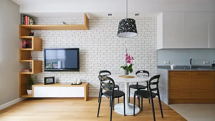 Nowoczesna kuchnia z jadalnią, białymi ścianami i czarnymi dodatkami