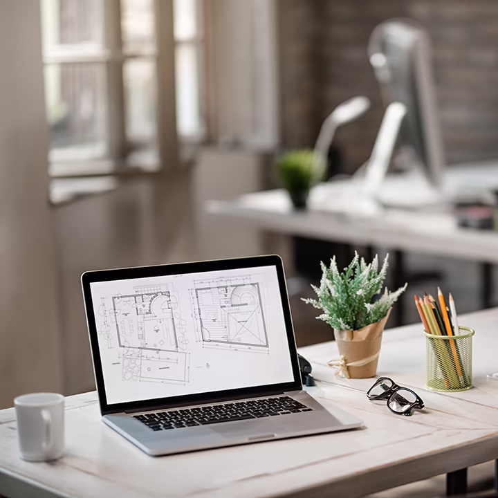 Profesjonalny projekt aranżacji wnętrz na ekranie laptopa w warszawskim studio.