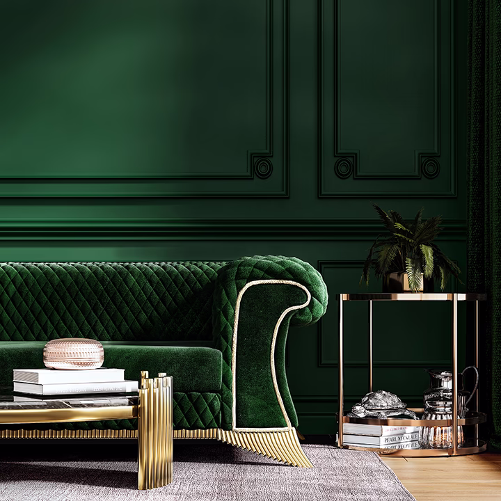 Luksusowy salon, zielona welurowa sofa, złote detale, klasyczne panele ścienne.