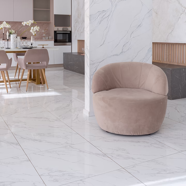 Nowoczesny salon z marmurową podłogą i beżowym fotelem projekt BB Studio