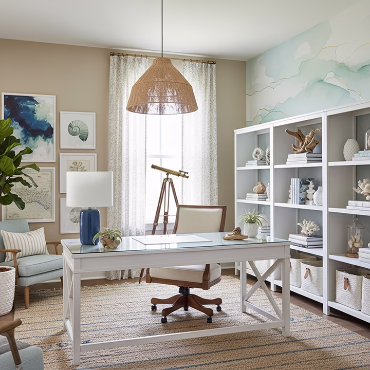Jasny gabinet w stylu marynistycznym z białym biurkiem i regałami