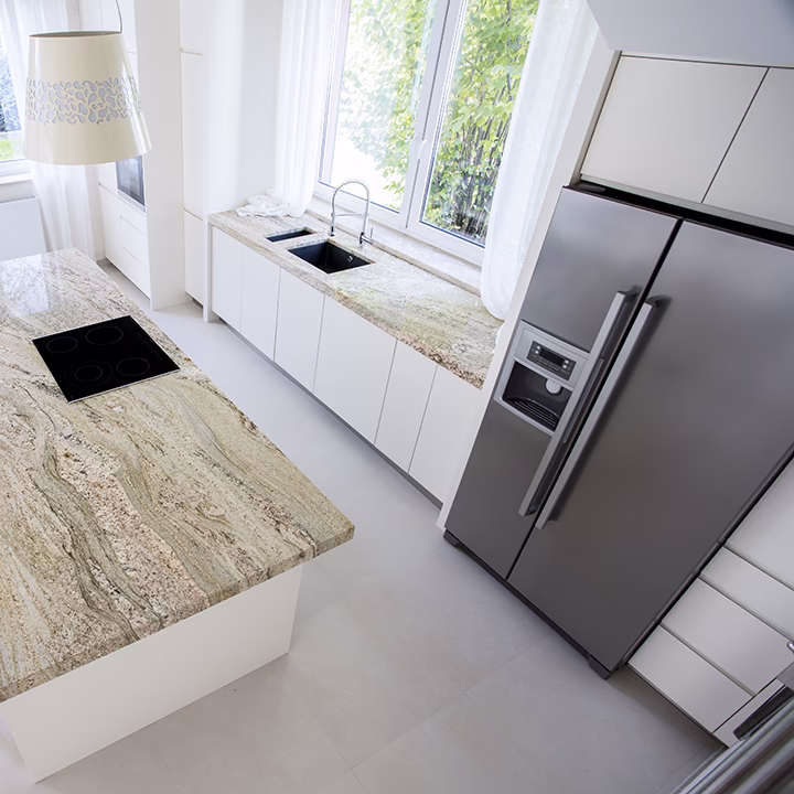 Projekt nowoczesnej kuchni: wyspa, kamienny blat, białe szafki, Warszawa